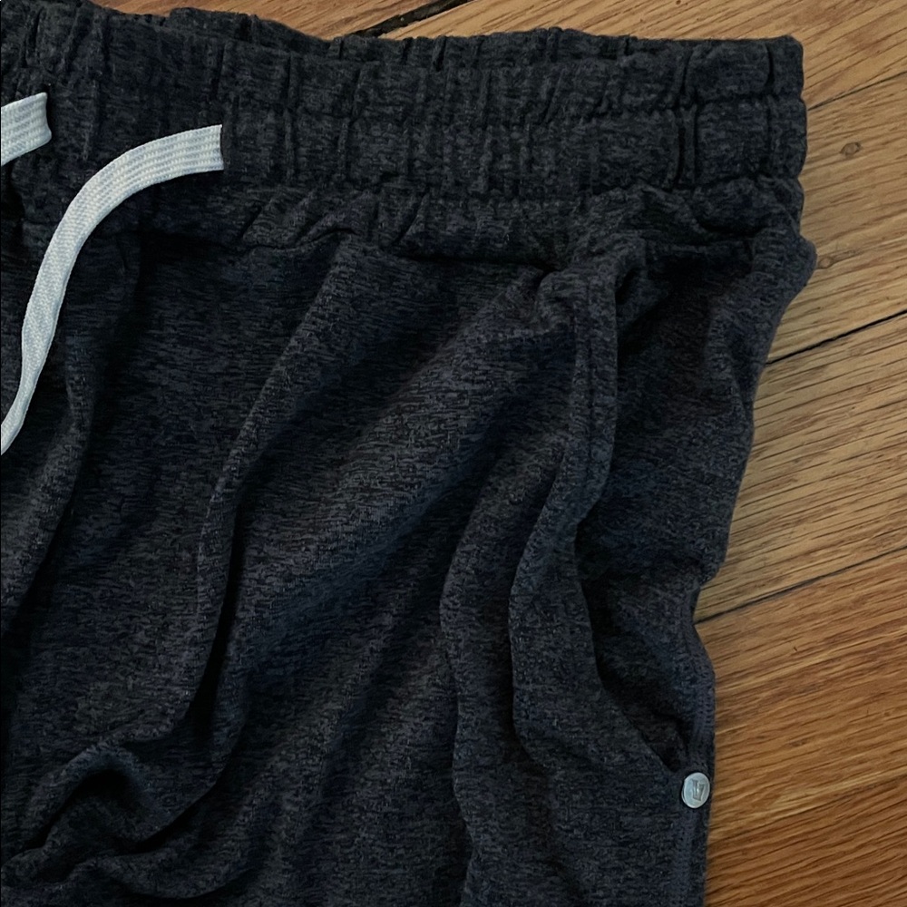 Vuori Men’s Small Charcoal Jogger Pants - Picture 3 of 6